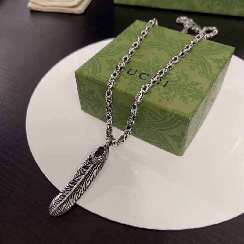 G*u*i necklaces